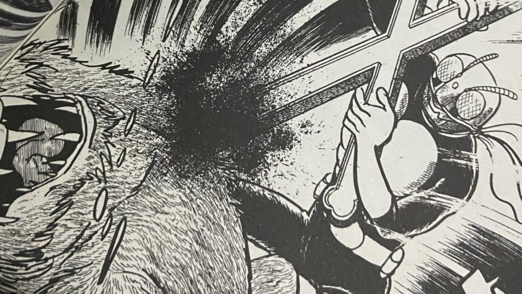 Imagem do Kamen Rider empalando um kaiju da Shocker com uma Cruz
