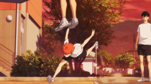 Hinata Shouyou pulando alto e pegando uma bola