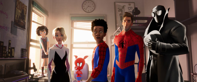 O time de aranhas do filme: Miles Morales, Peter Parker, Spider-Gwen, Homem-Aranha Noir, Porco-Aranha (Spider-Ham) e Peni Parker