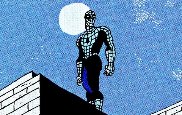 Exemplo do traço de Homem Aranha: Azul. Peter vestido de homem aranha em cima de um telhado.