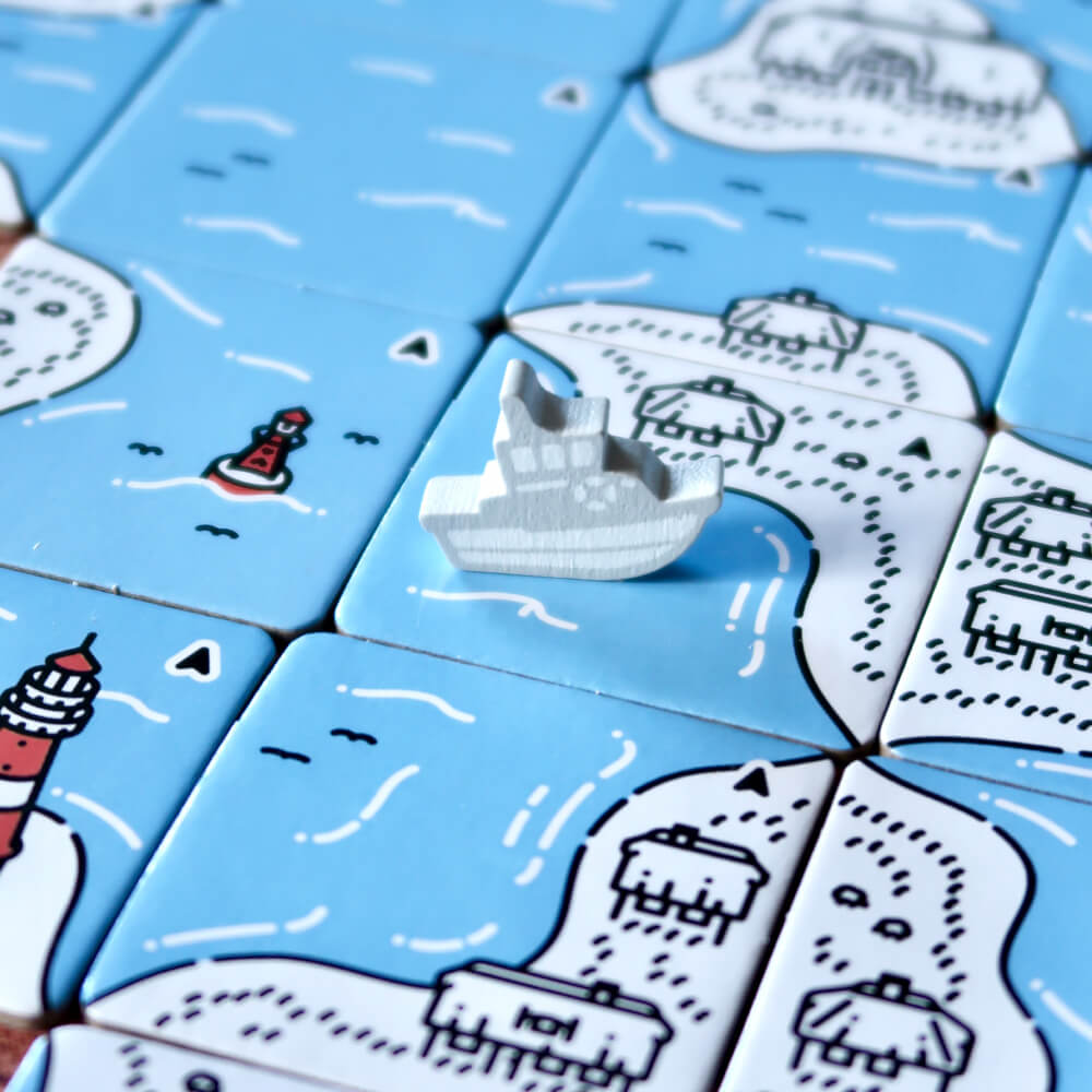 Peça do barco branco em mesa junto com as peças do jogo Beacon Patrol