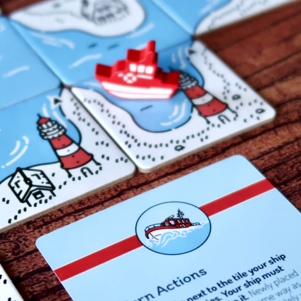 Peças do jogo de tabuleiro e o meeple de barco do jogo Beacon Patrol
